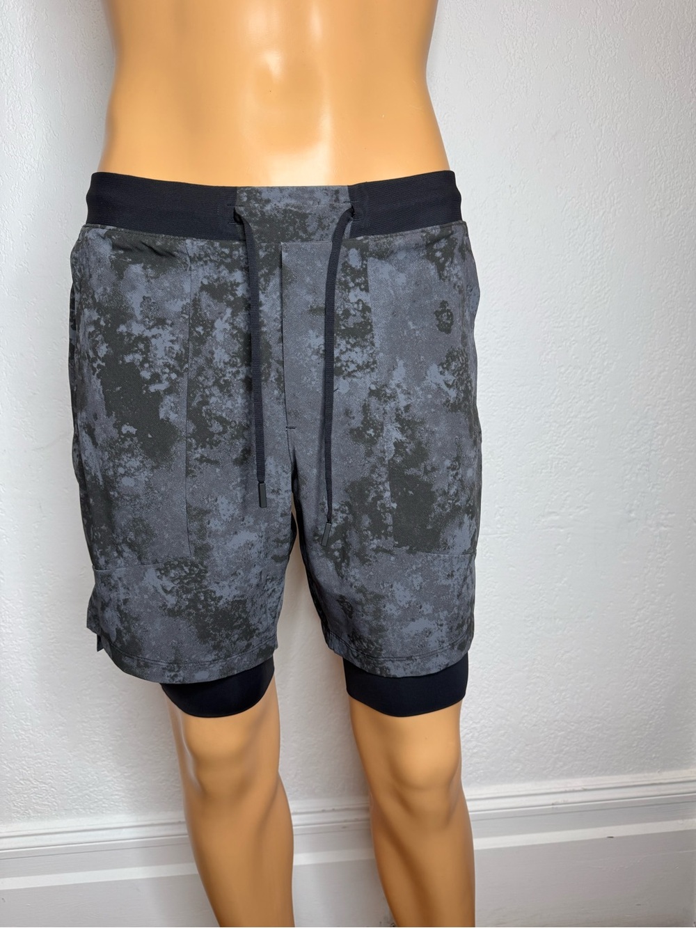 Lululemon License To Train Short 7" Lined Men’s Size M Tactile Print